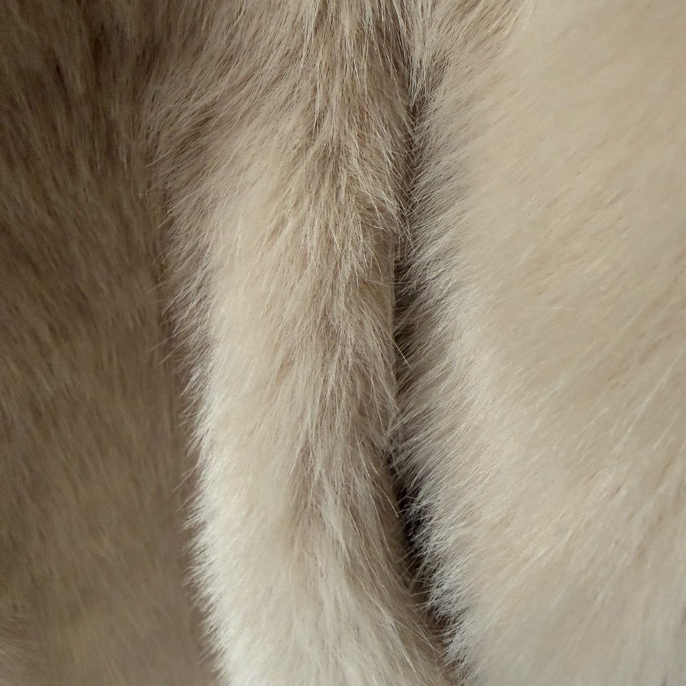 Gorgeous cream color faux fur coat NEW - Picture 9 of 9